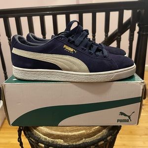 Size 9 Navy Blue Puma. Previously loved. Good condition